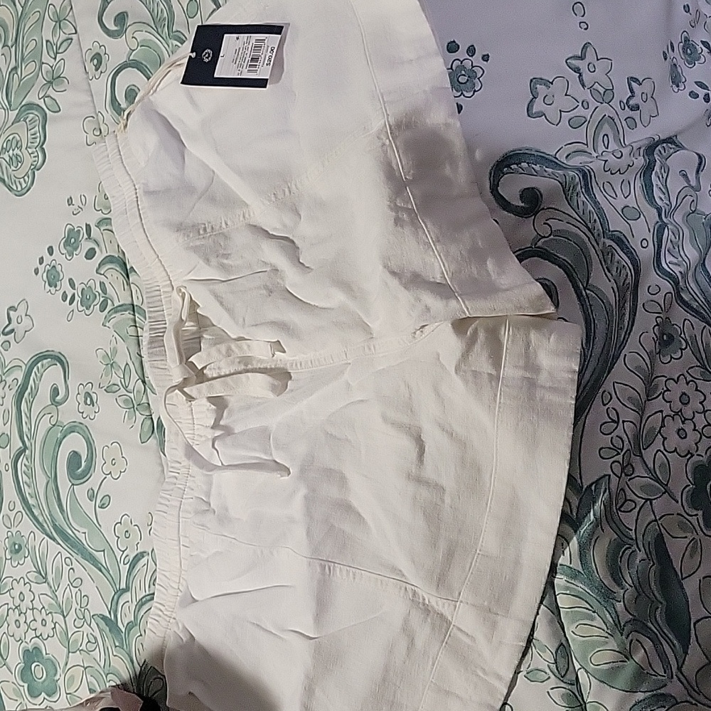 UNIVERSAL THREADS white shorts
